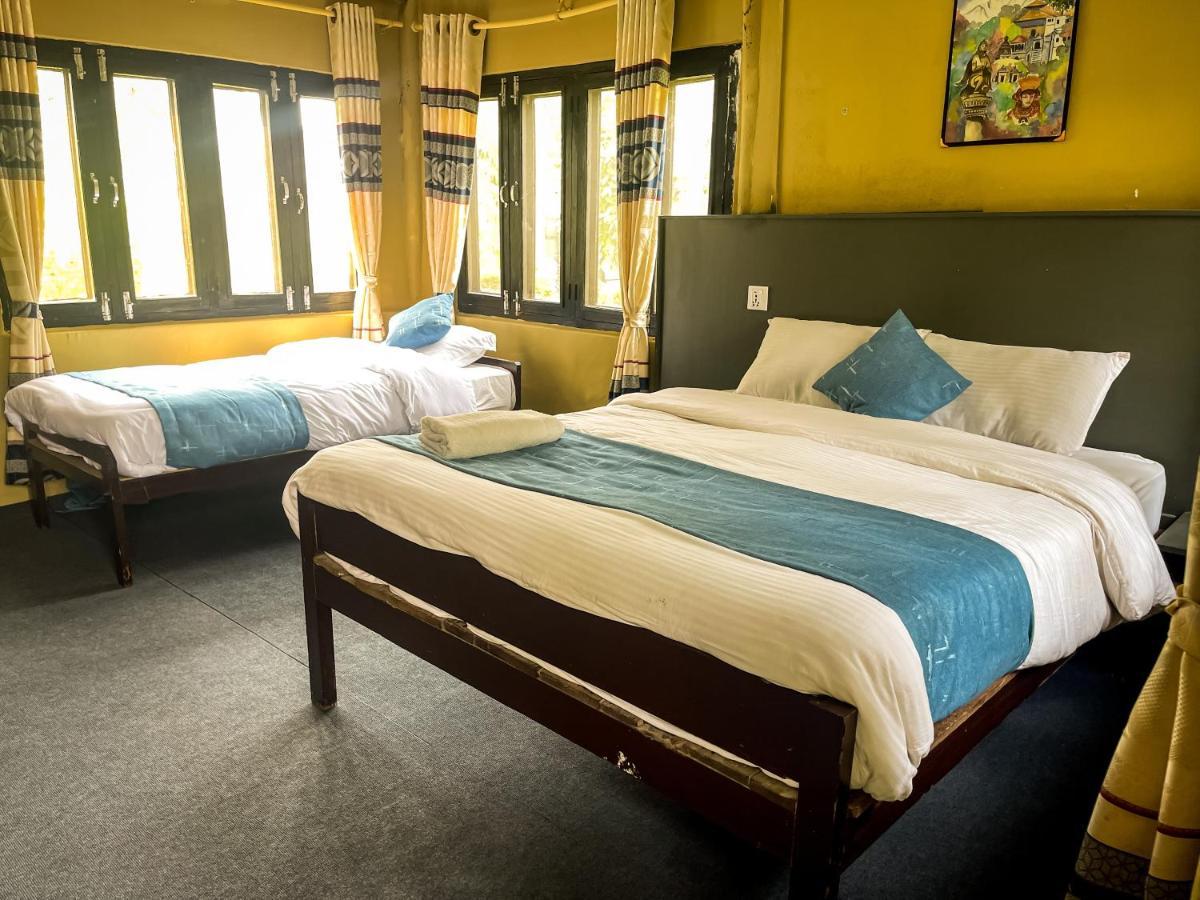 Hotel Tharu Garden And Beer Bar Chitwan Exteriör bild