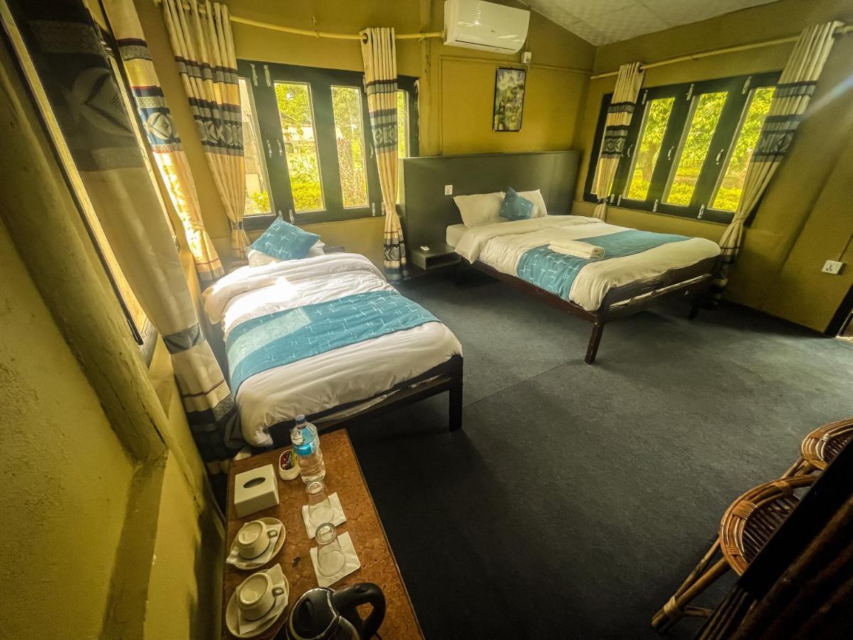 Hotel Tharu Garden And Beer Bar Chitwan Exteriör bild