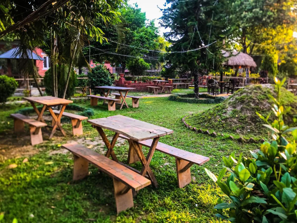 Hotel Tharu Garden And Beer Bar Chitwan Exteriör bild