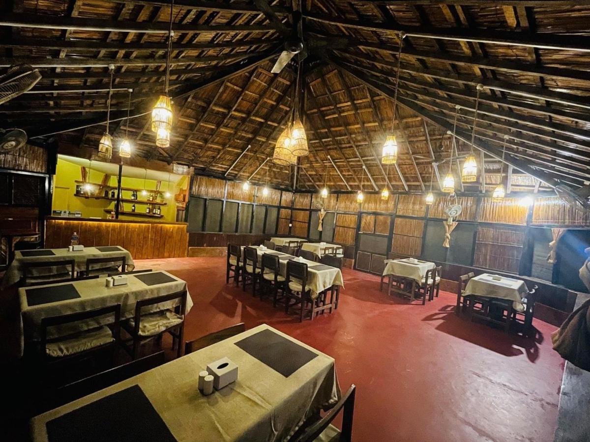 Hotel Tharu Garden And Beer Bar Chitwan Exteriör bild