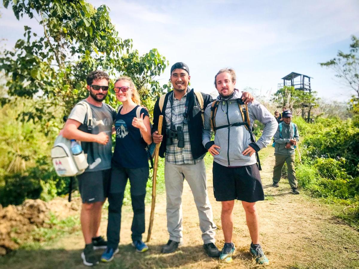 Hotel Tharu Garden And Beer Bar Chitwan Exteriör bild