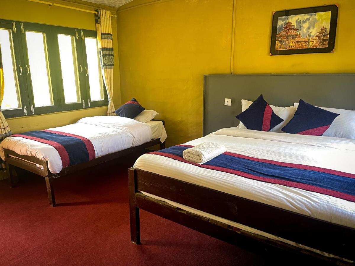 Hotel Tharu Garden And Beer Bar Chitwan Exteriör bild