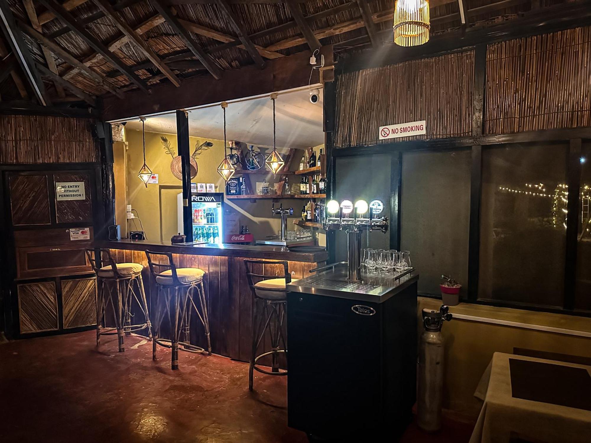 Hotel Tharu Garden And Beer Bar Chitwan Exteriör bild