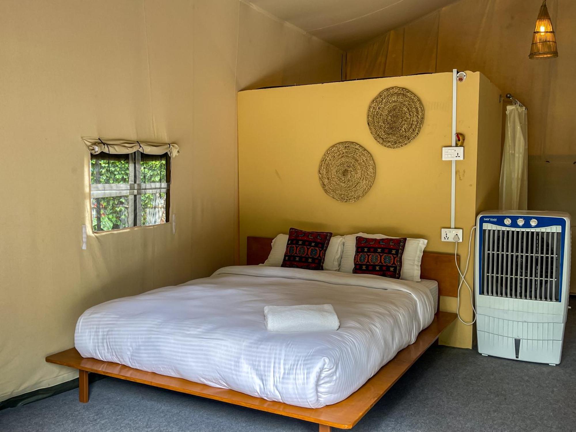 Hotel Tharu Garden And Beer Bar Chitwan Exteriör bild