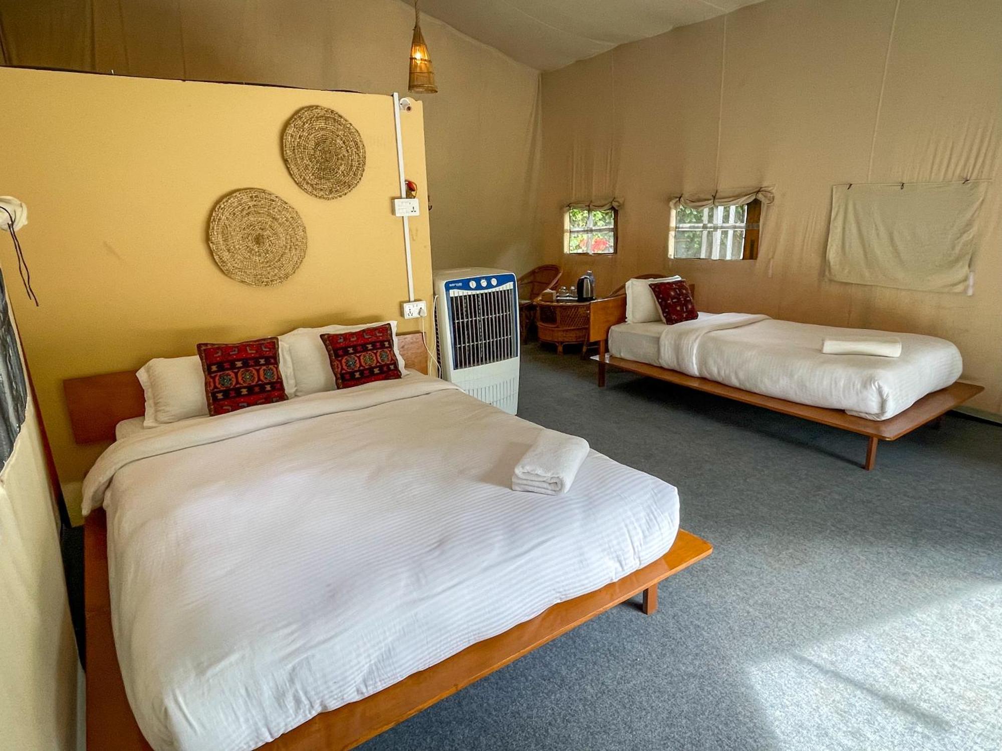 Hotel Tharu Garden And Beer Bar Chitwan Exteriör bild