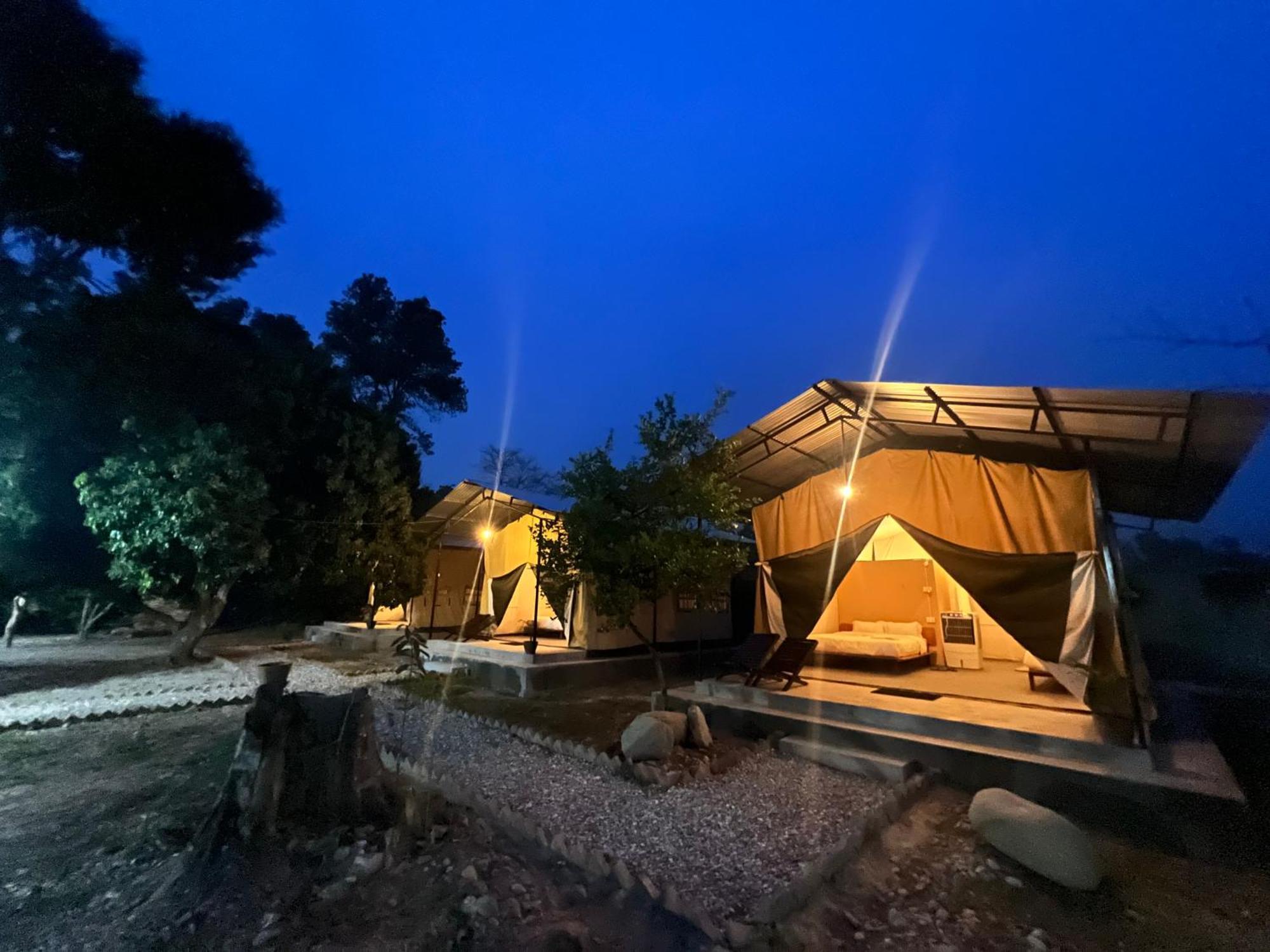 Hotel Tharu Garden And Beer Bar Chitwan Exteriör bild