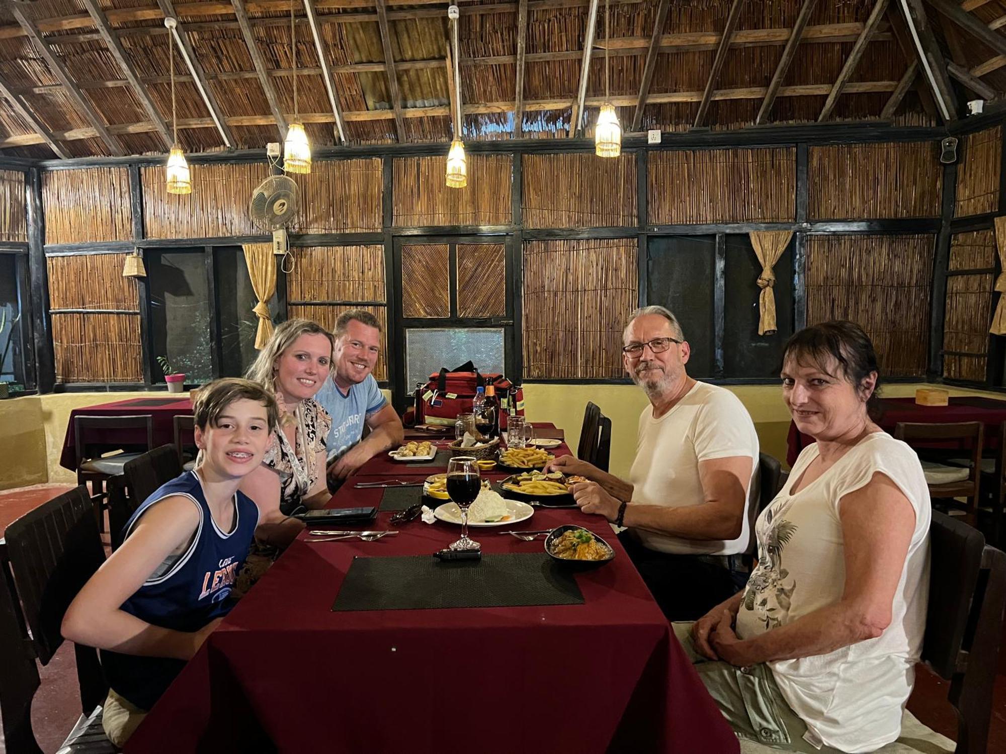 Hotel Tharu Garden And Beer Bar Chitwan Exteriör bild