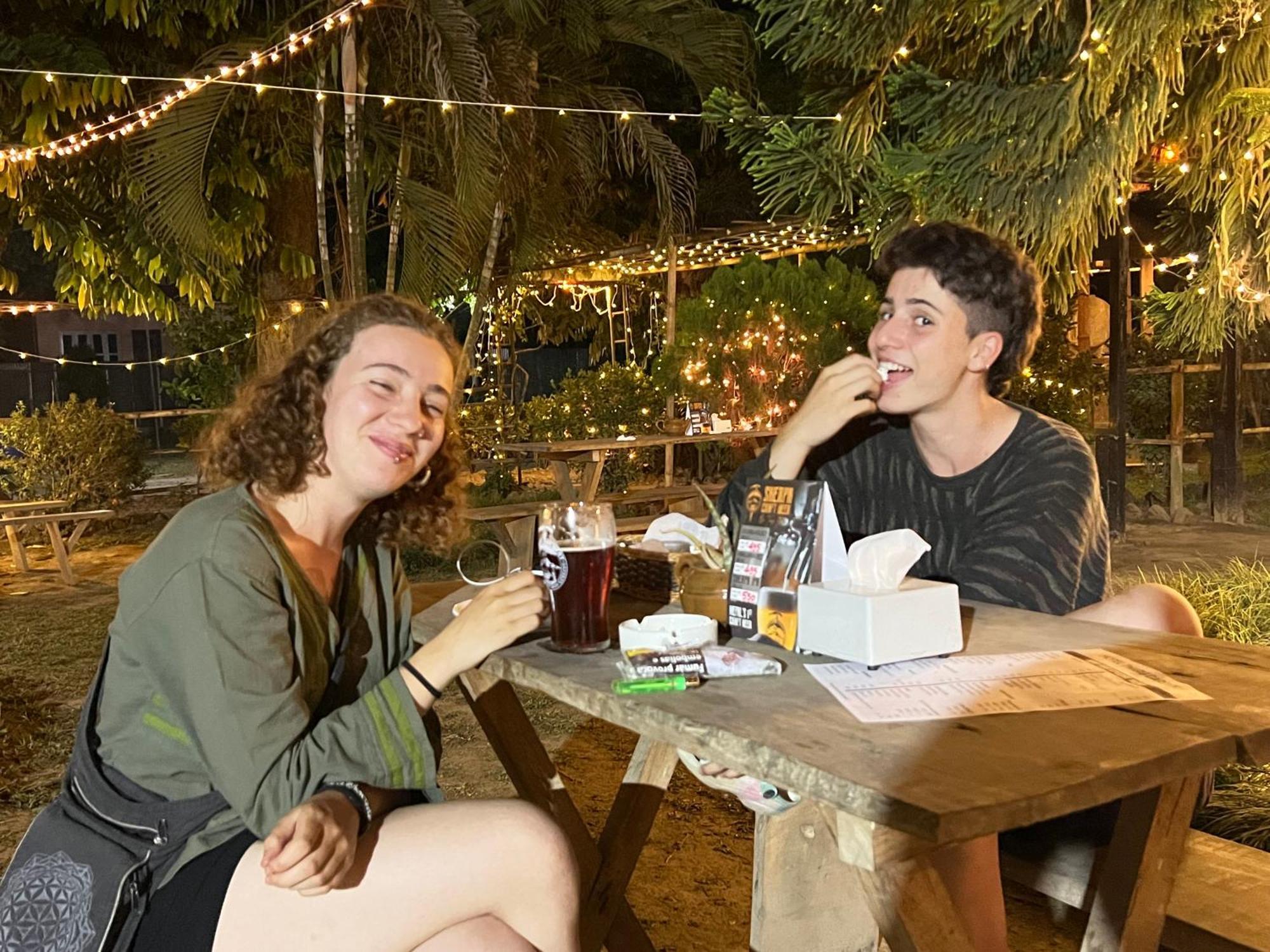 Hotel Tharu Garden And Beer Bar Chitwan Exteriör bild