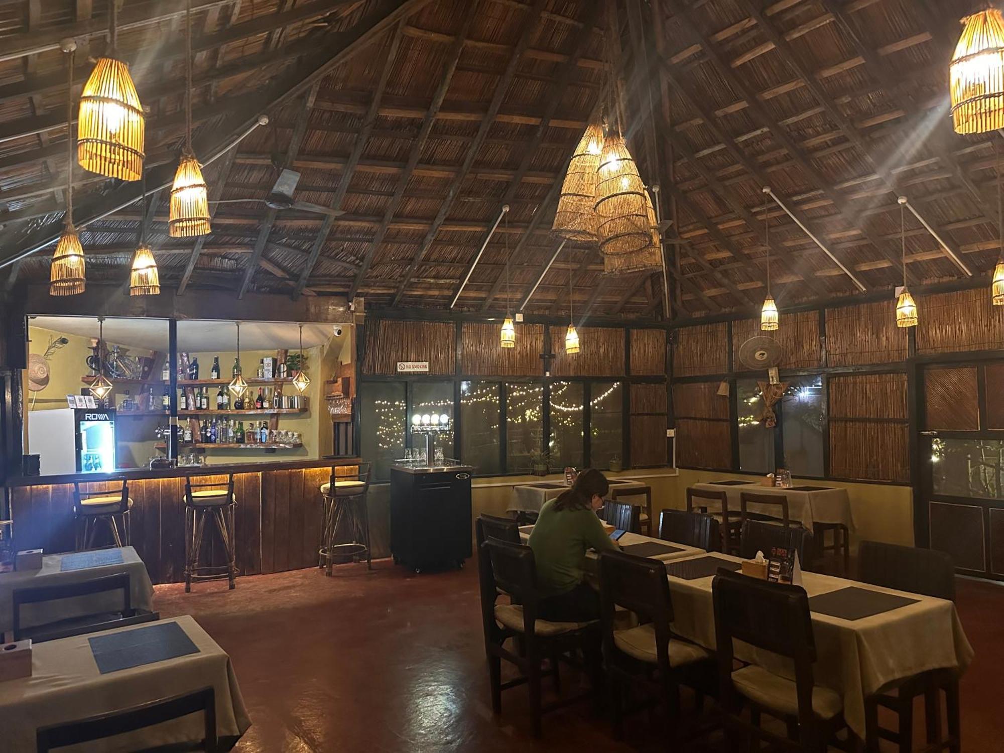 Hotel Tharu Garden And Beer Bar Chitwan Exteriör bild