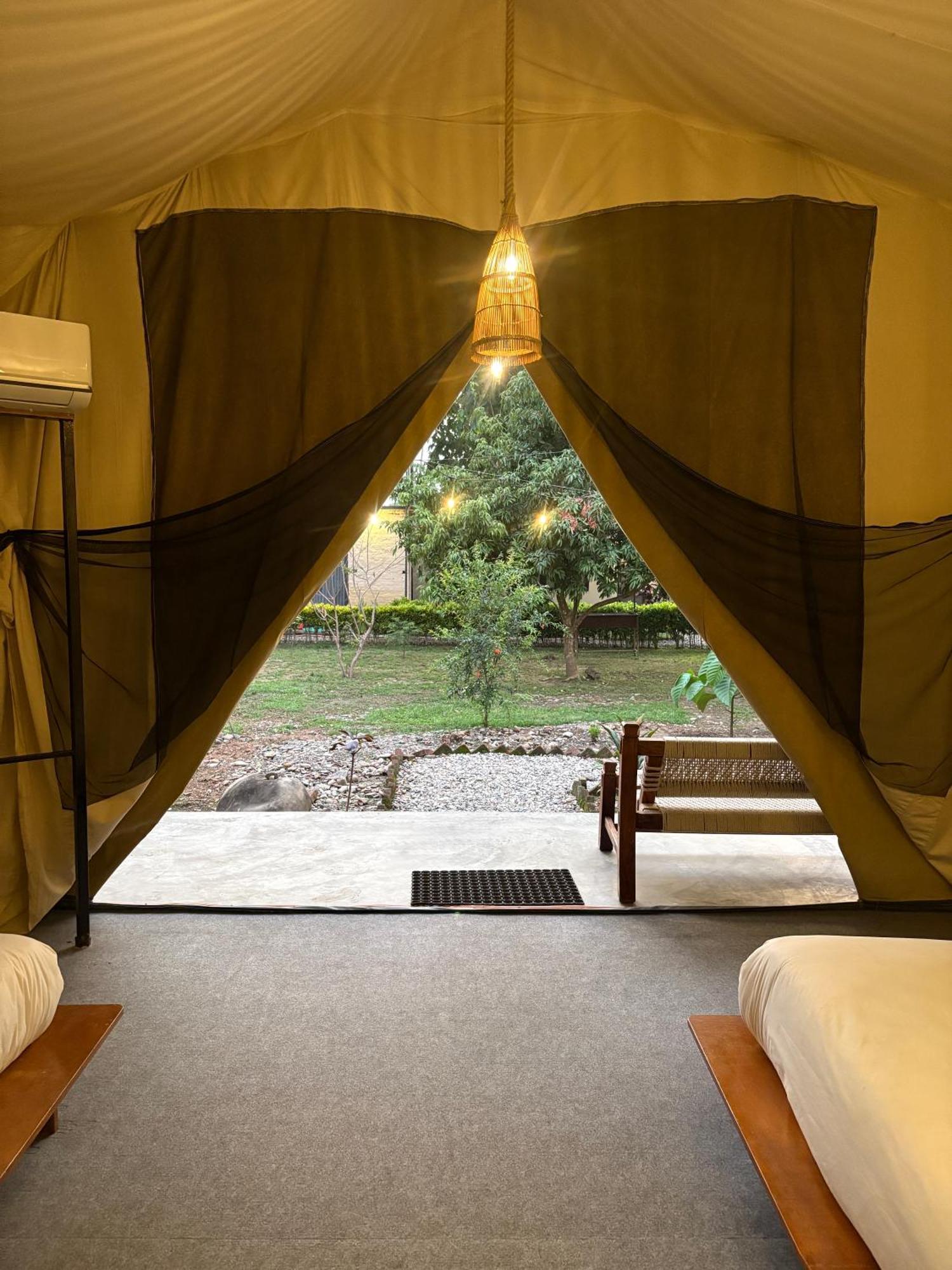 Hotel Tharu Garden And Beer Bar Chitwan Exteriör bild