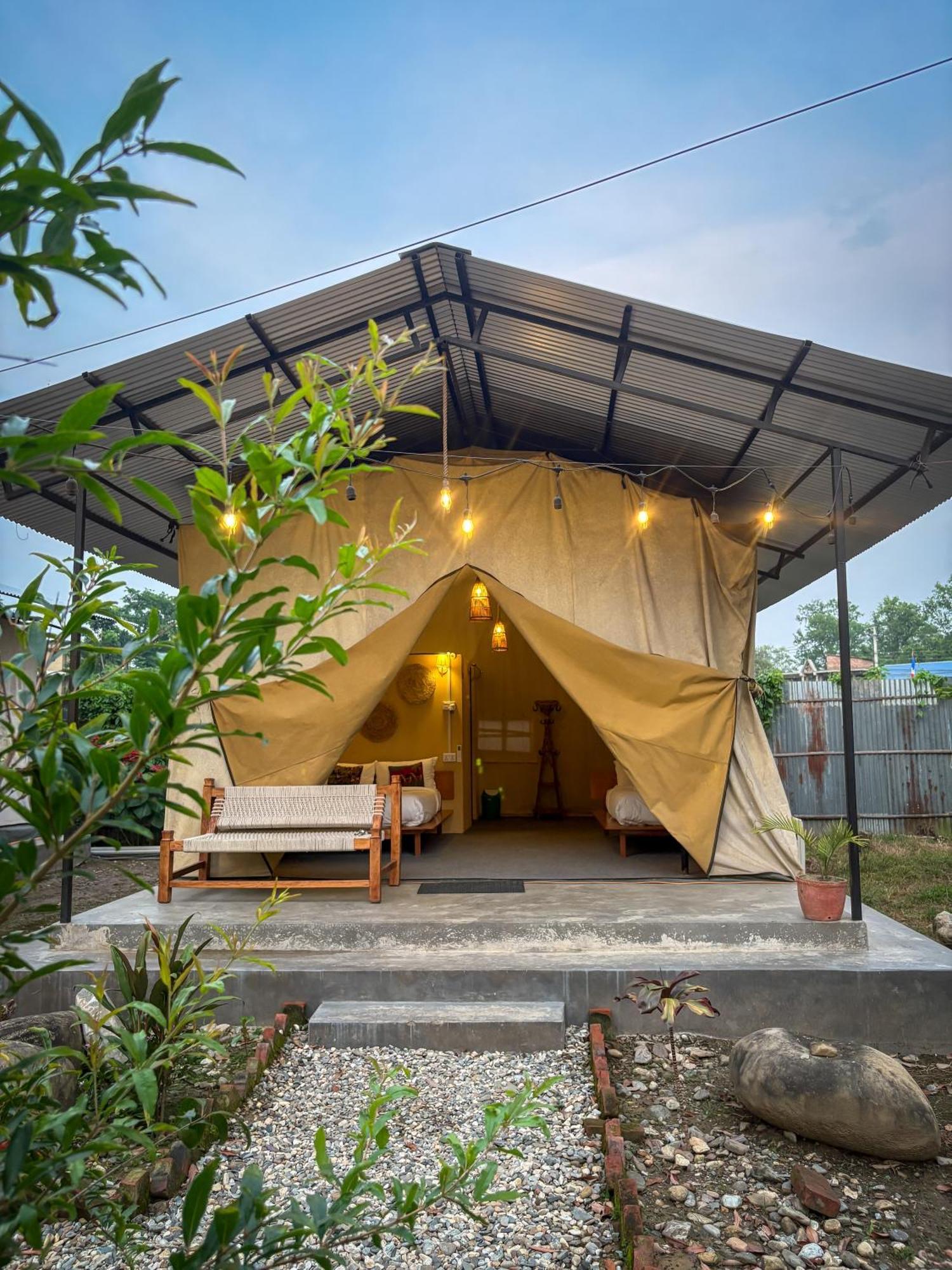 Hotel Tharu Garden And Beer Bar Chitwan Exteriör bild